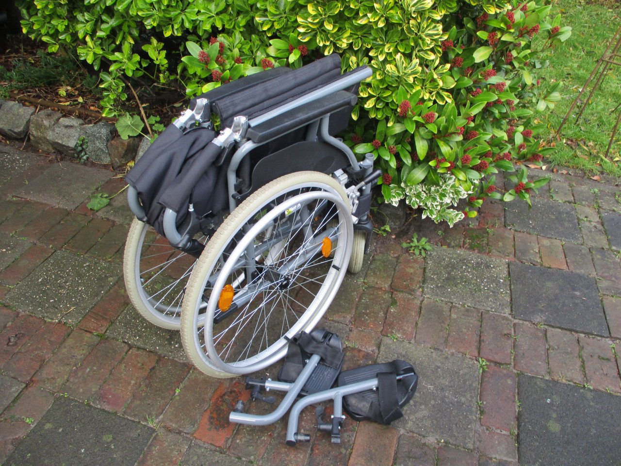 Zeer handige Rolstoel met hand en parkeerrem & neerklapbare duwhangrepen