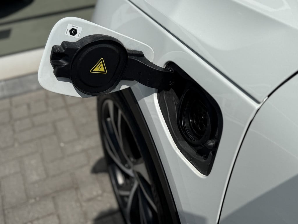 Volvo XC40 t5 262pk recharge r-design | panodak| adap.cruise| 360camera| el