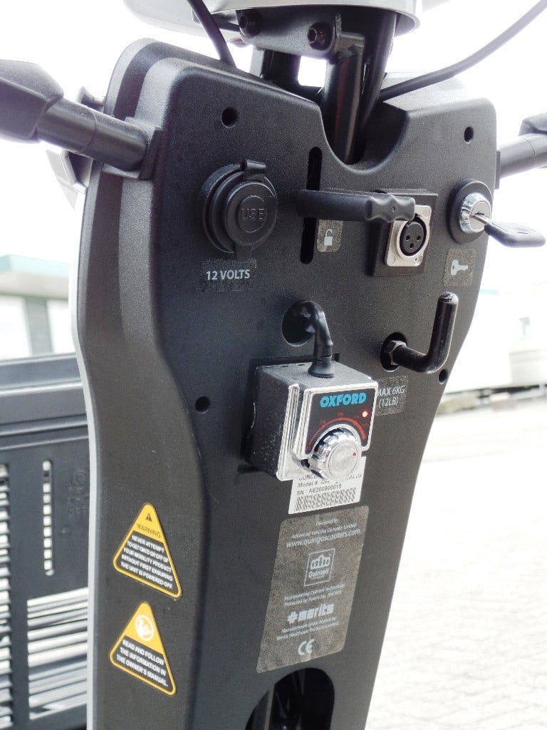 Comfortabele Quingotoura scootmobiel met 5 wielen en achteruitrijcamera