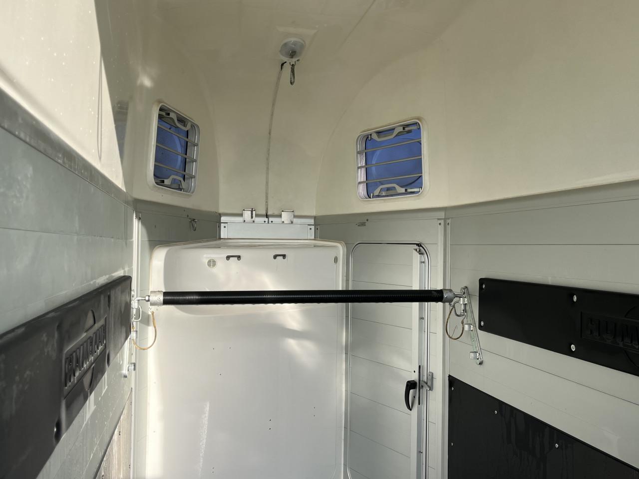 Als nieuwe volledig aluminium 1,5 paards Humbaur met zadelkamer