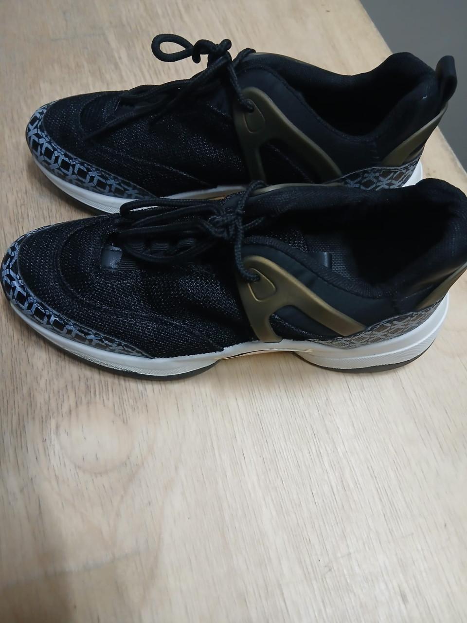 Sneakers zo goed als nieuw