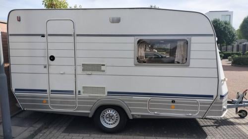 Eriba met zonnepaneel en voortent