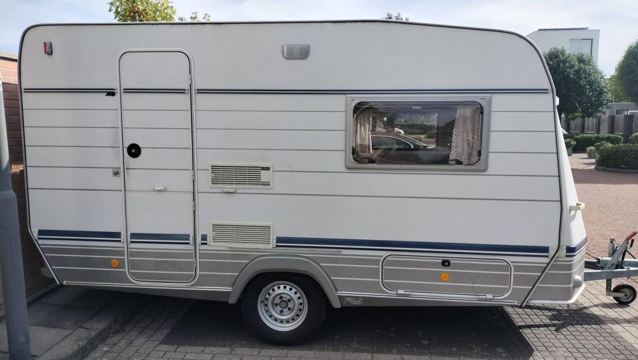 Eriba met zonnepaneel en voortent