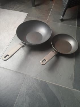Koekenpannen 2 stuks, gratis af te halen