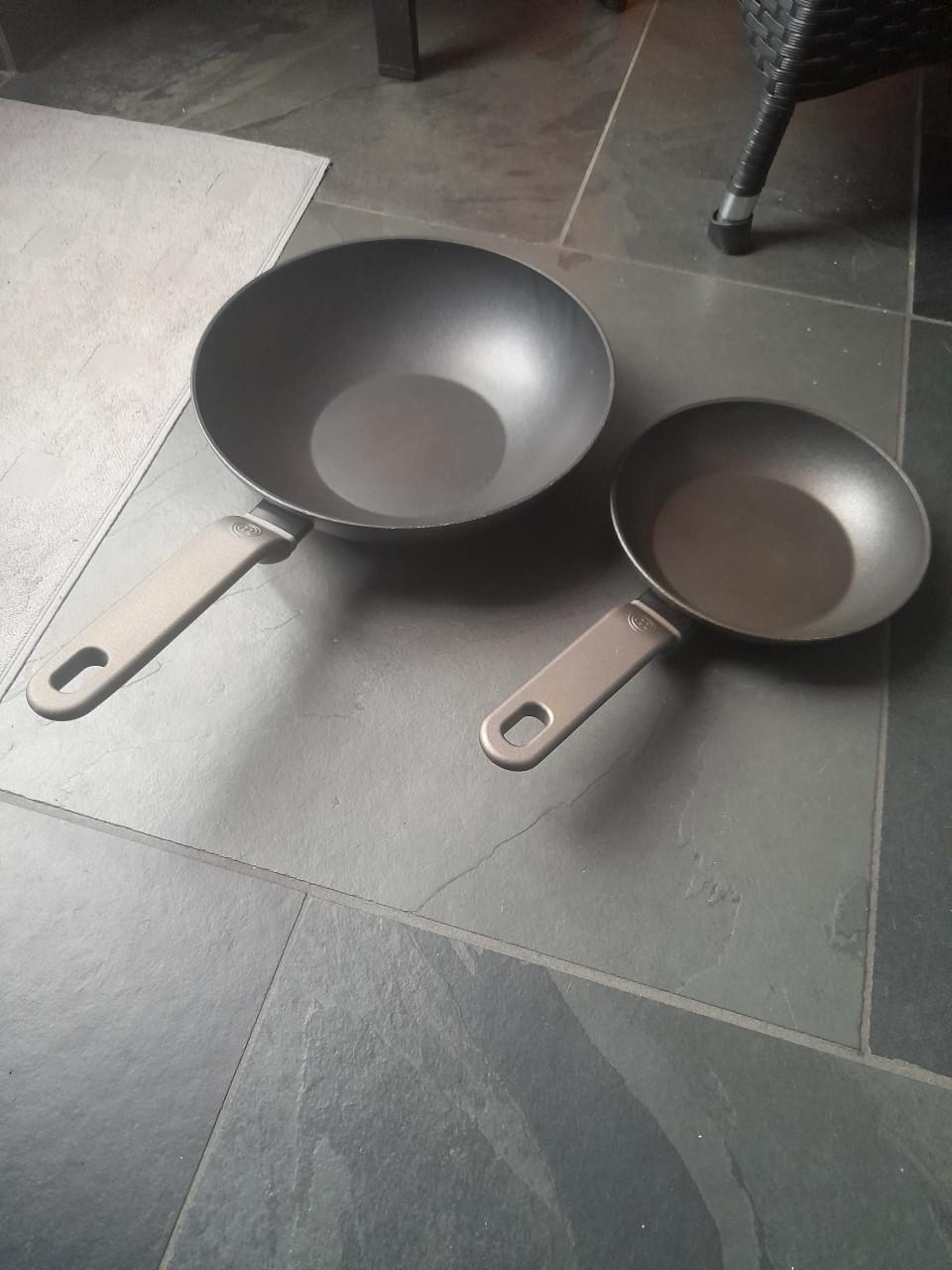 Koekenpannen 2 stuks, gratis af te halen