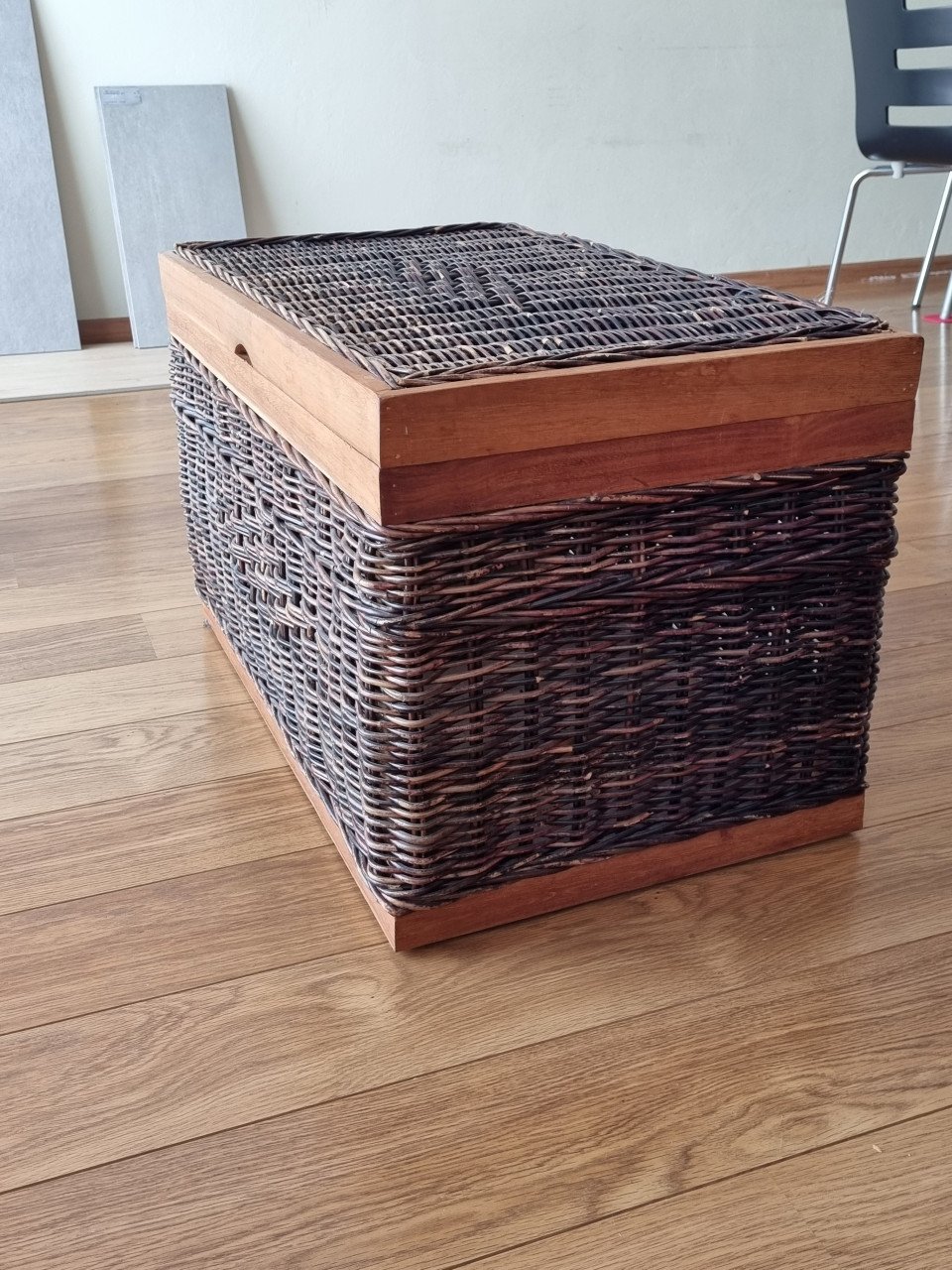 Leuke rieten/houten opbergkist