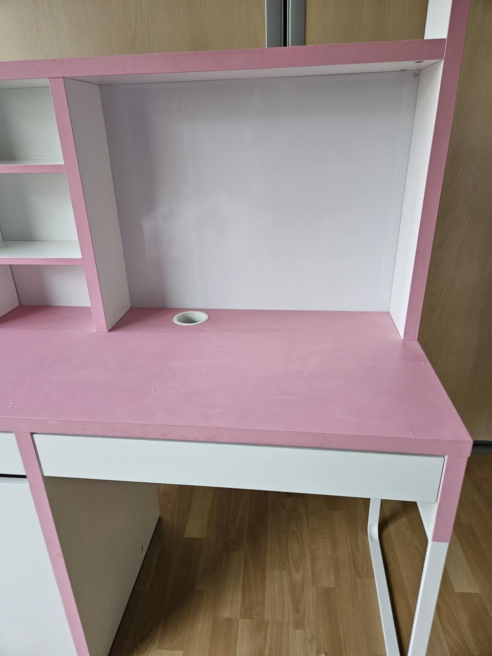 Roze geverfd micke ikea bureau