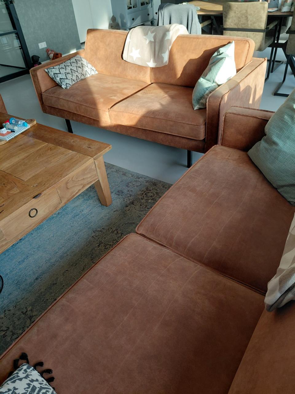 Gratis Industrieel 2st. 2,5 bankstel incl, bijpassende stoelen  salontafel.