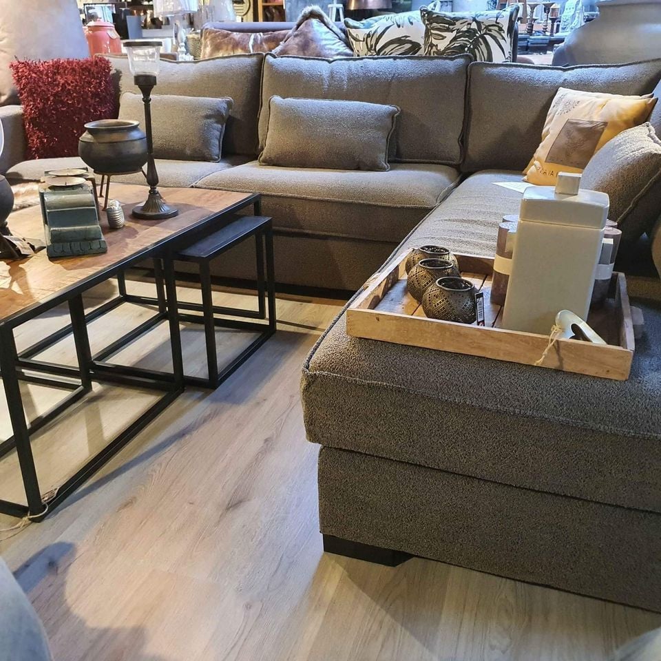 STOERE HOEK/LOUNGEBANK MET IJZERSTERKE STOF IN ALPHINE BROWN LAATSTE STUKS