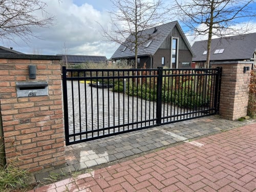 Op maat gemaakte Inrijpoorten en Hekwerken.