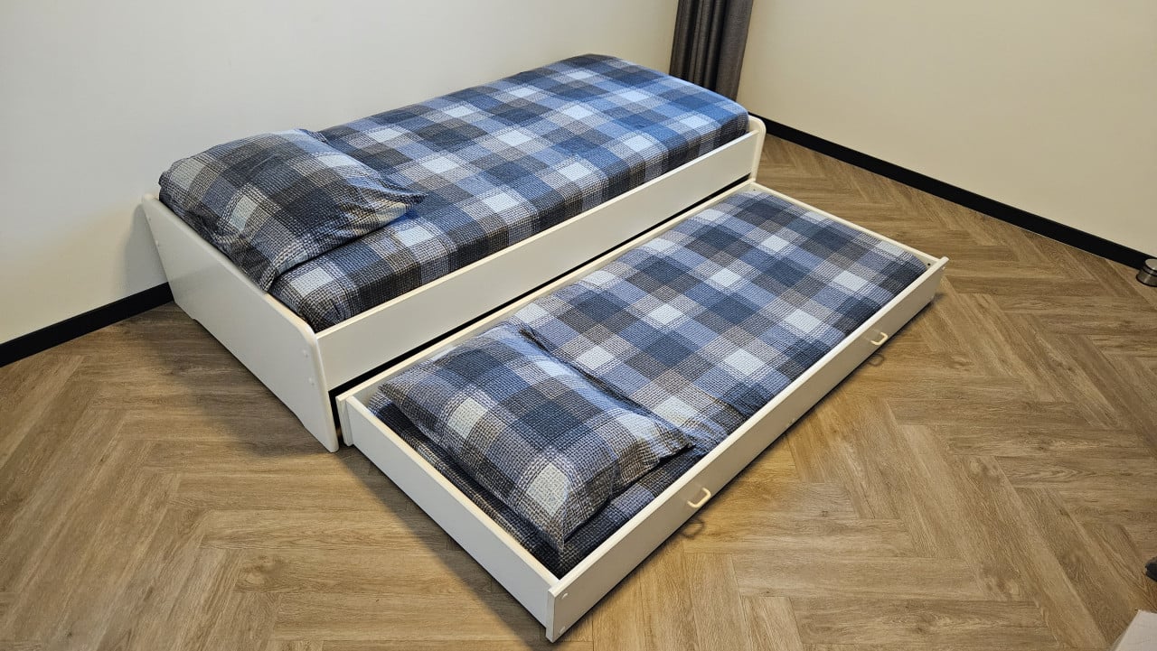 Onderschuif bed ( lade op wielen ) inclusief matrassen