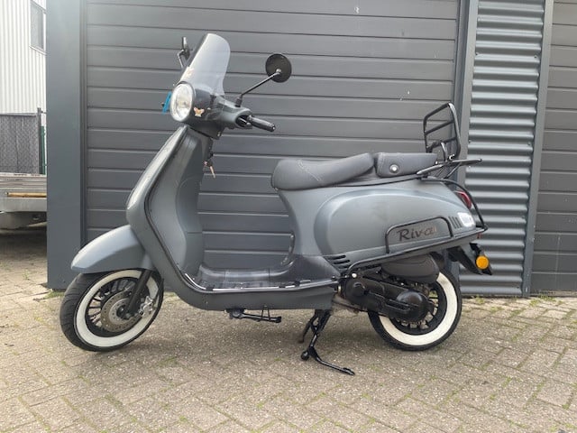 Schittende VESPA BTC RIVA LUXURY euro 5 injectie nu 1199 euro akra uitlaat