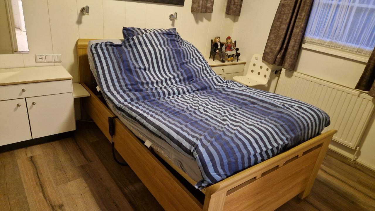 Bed met bijbehorend nachtkastje
