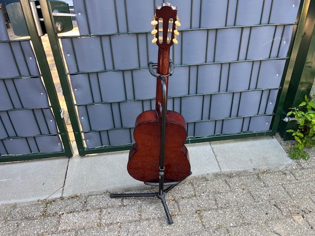 2 Gitaren Martinez en Santana met standaard