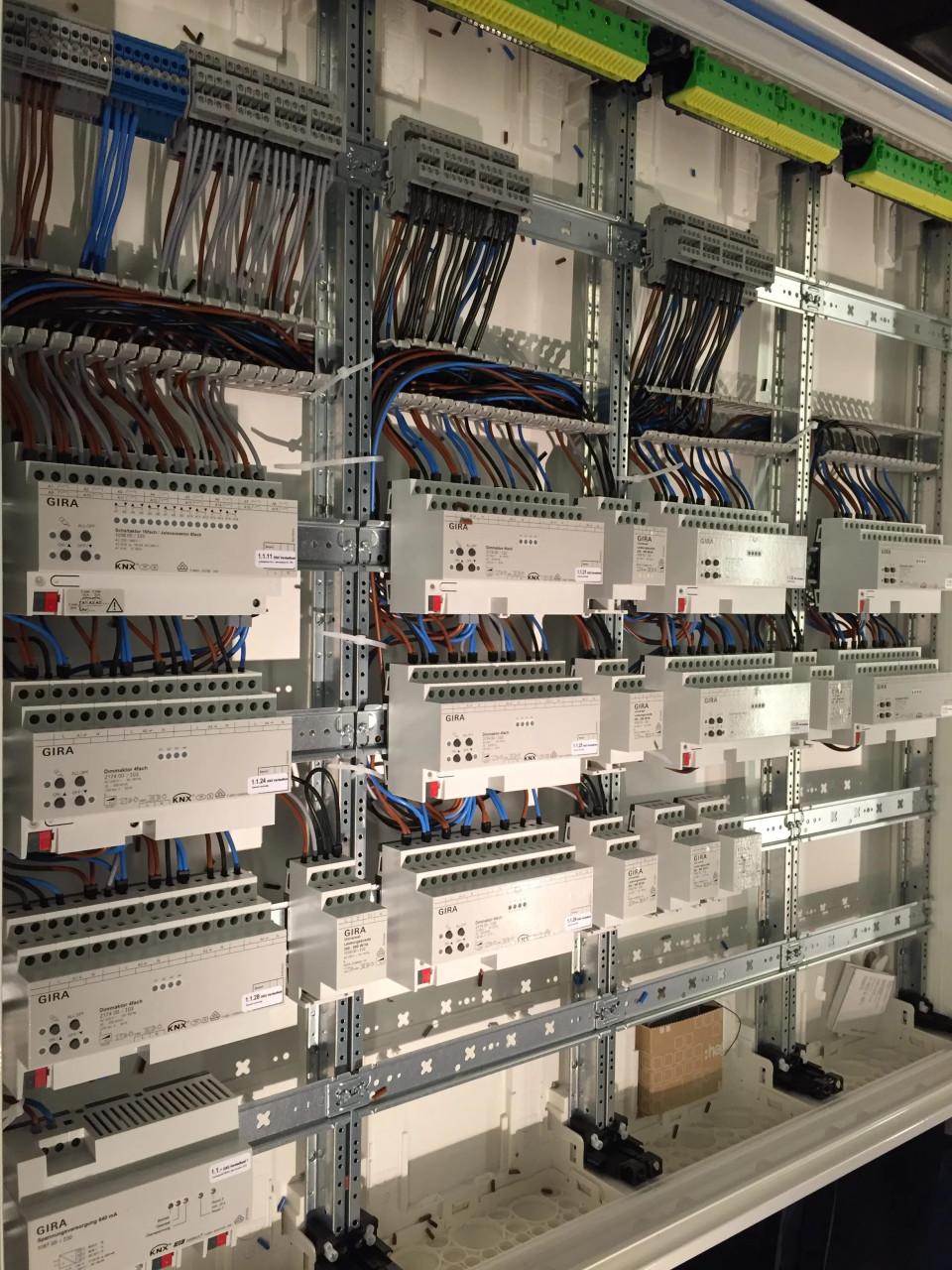 Elektricien nodig? Vast tarief | Snel beschikbaar (ook ’s avonds)