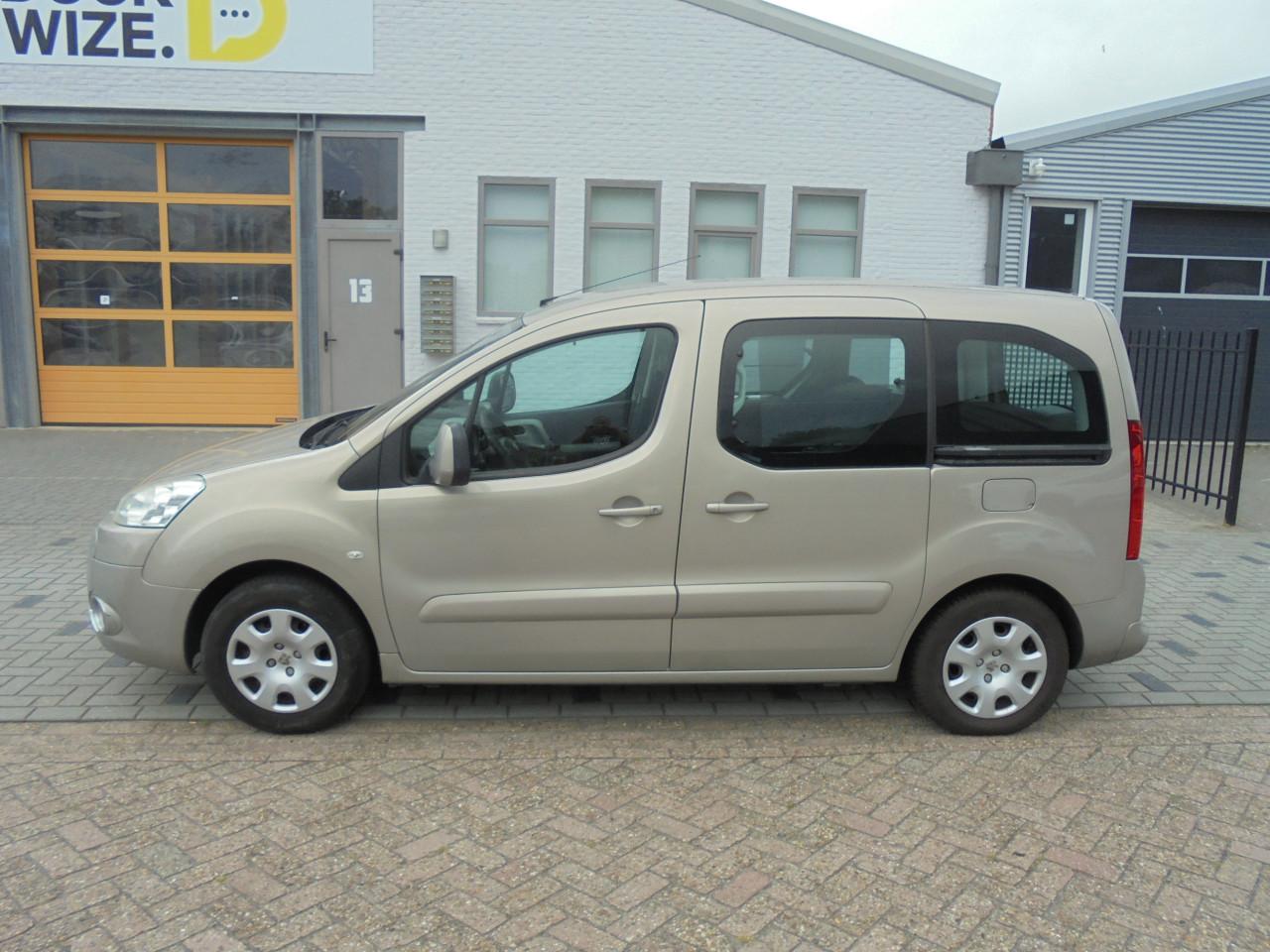 Partner in de Personen benzine uitvoering van tweede eigenaar nette auto