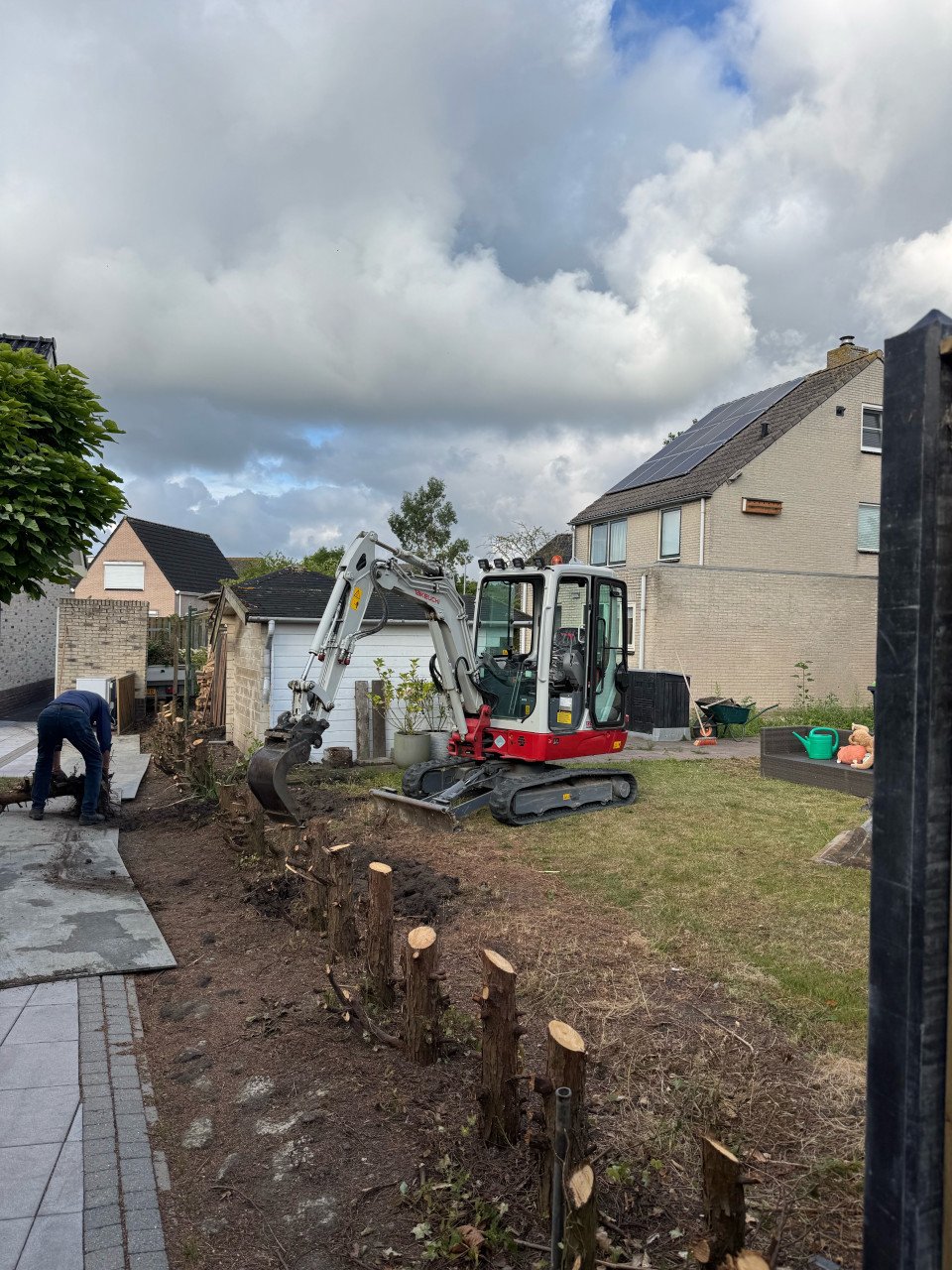 Minikraan met machinist voor diverse werkzaamheden in uw tuin