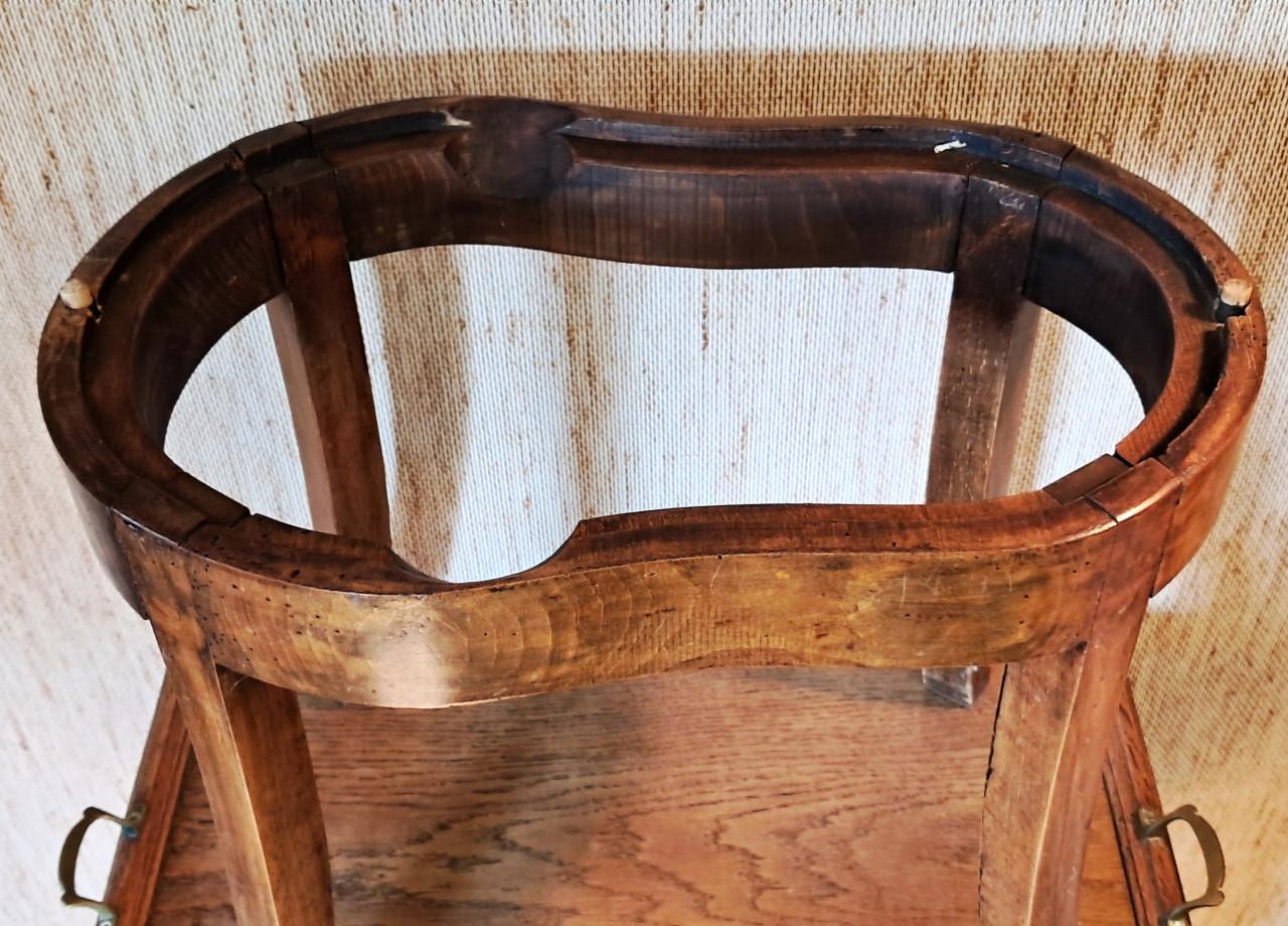 Bijzonder antiek bijzet tafeltje met een verstopt bidetje.