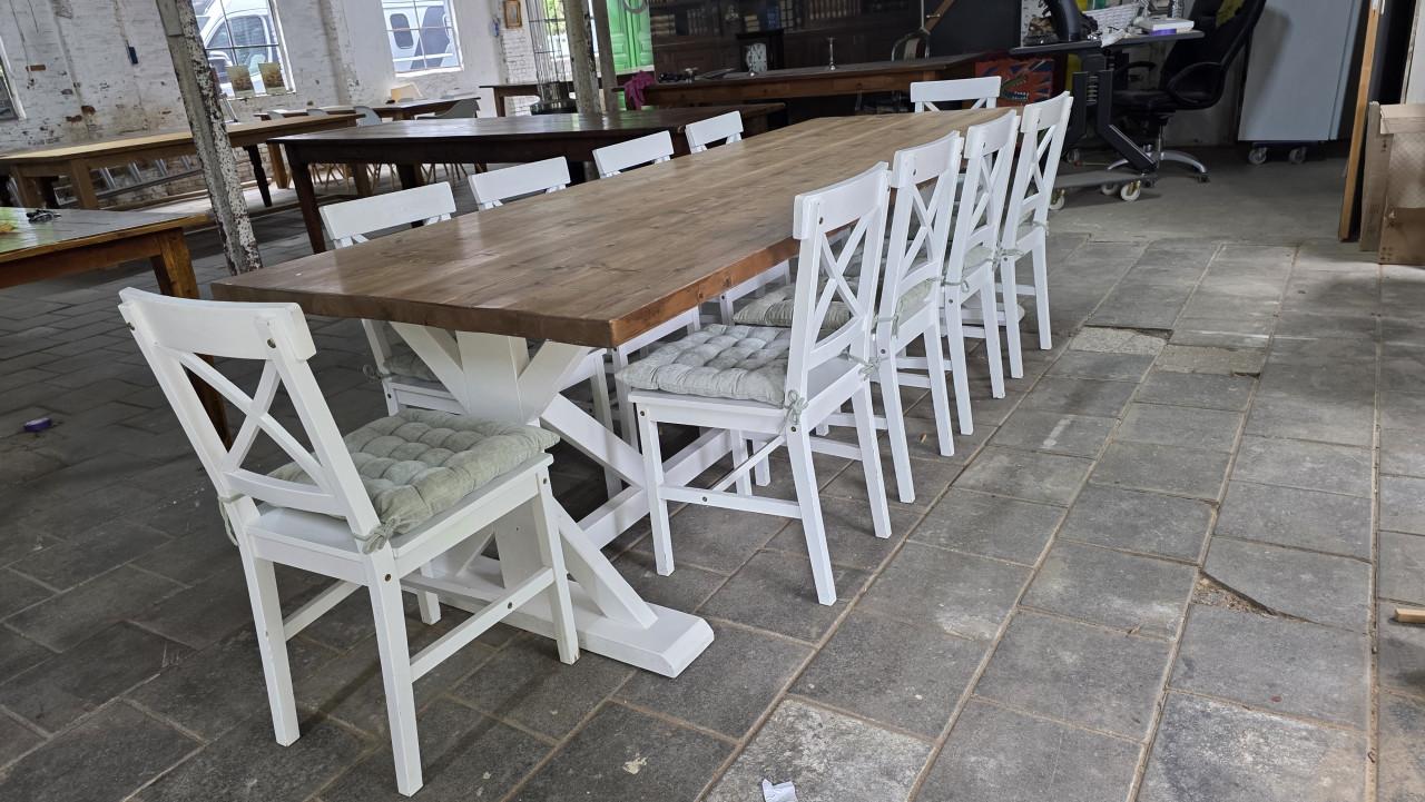 280 cm lange landelijke tafel met 10 stoelen