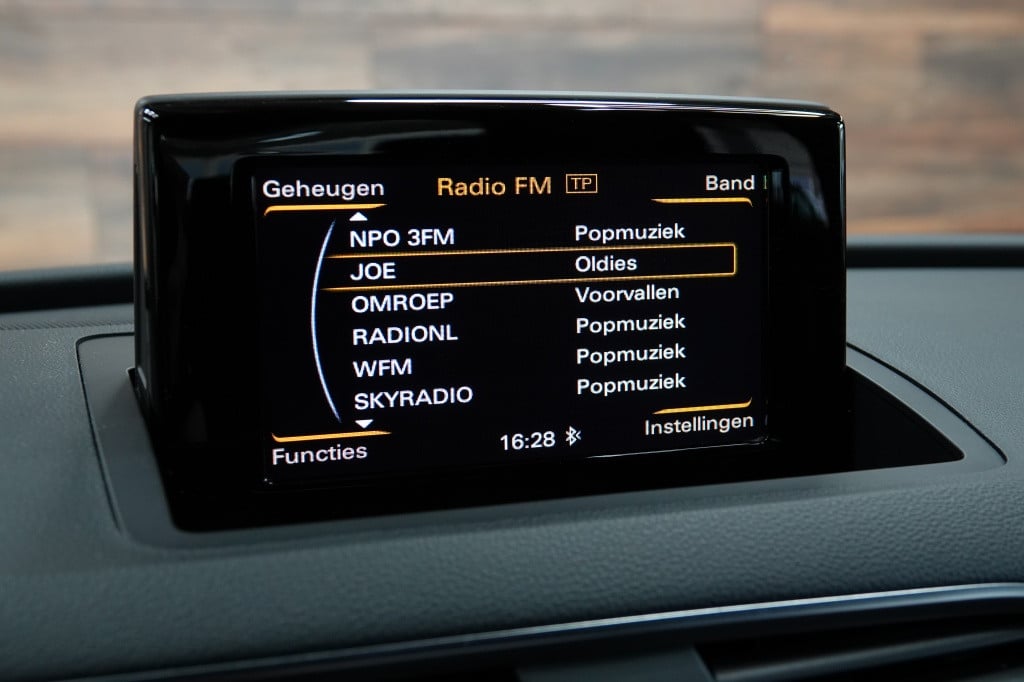 Audi Q3 s-line | drive select | bose | pdc |
