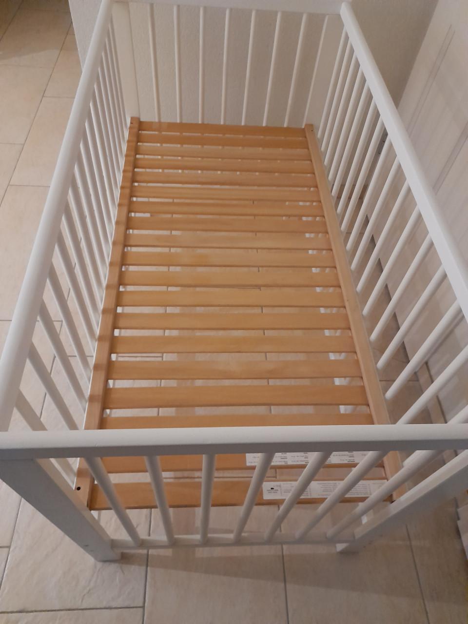 Wit ledikantje (in hoogte verstelbaar ) in goede staat !