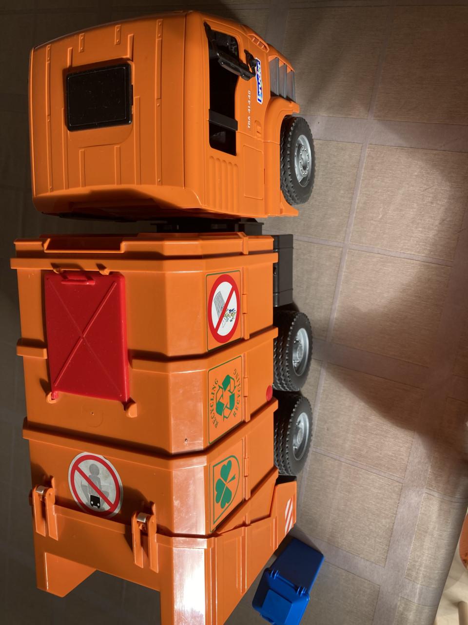 Bruder vuilnisauto compleet met 2 kliko' s voor de jonge werkmannen