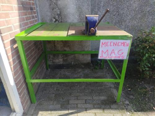 Gratis: zware werktafel met bankschroef