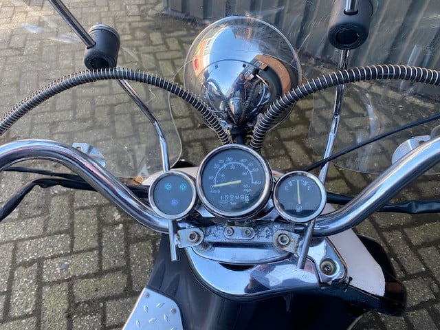 Mooie retroscooter in de beste kleur combinatie zwart /wit   nu 499