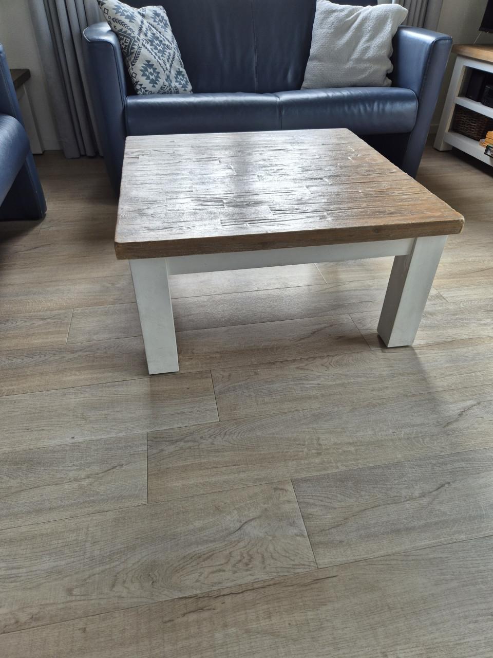 Eettafel met stoelen