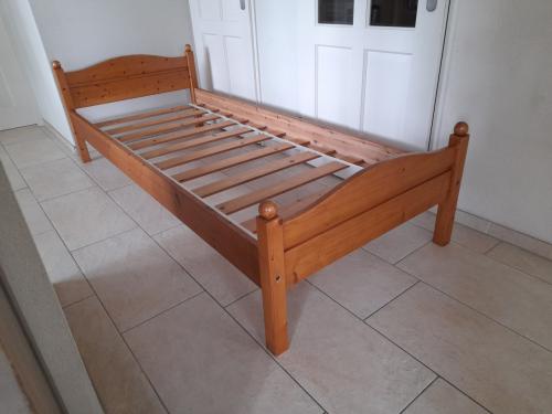 Massief houten bed 90 x 220 (in goede staat)