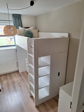 Hoogslaper met bureau en kast
