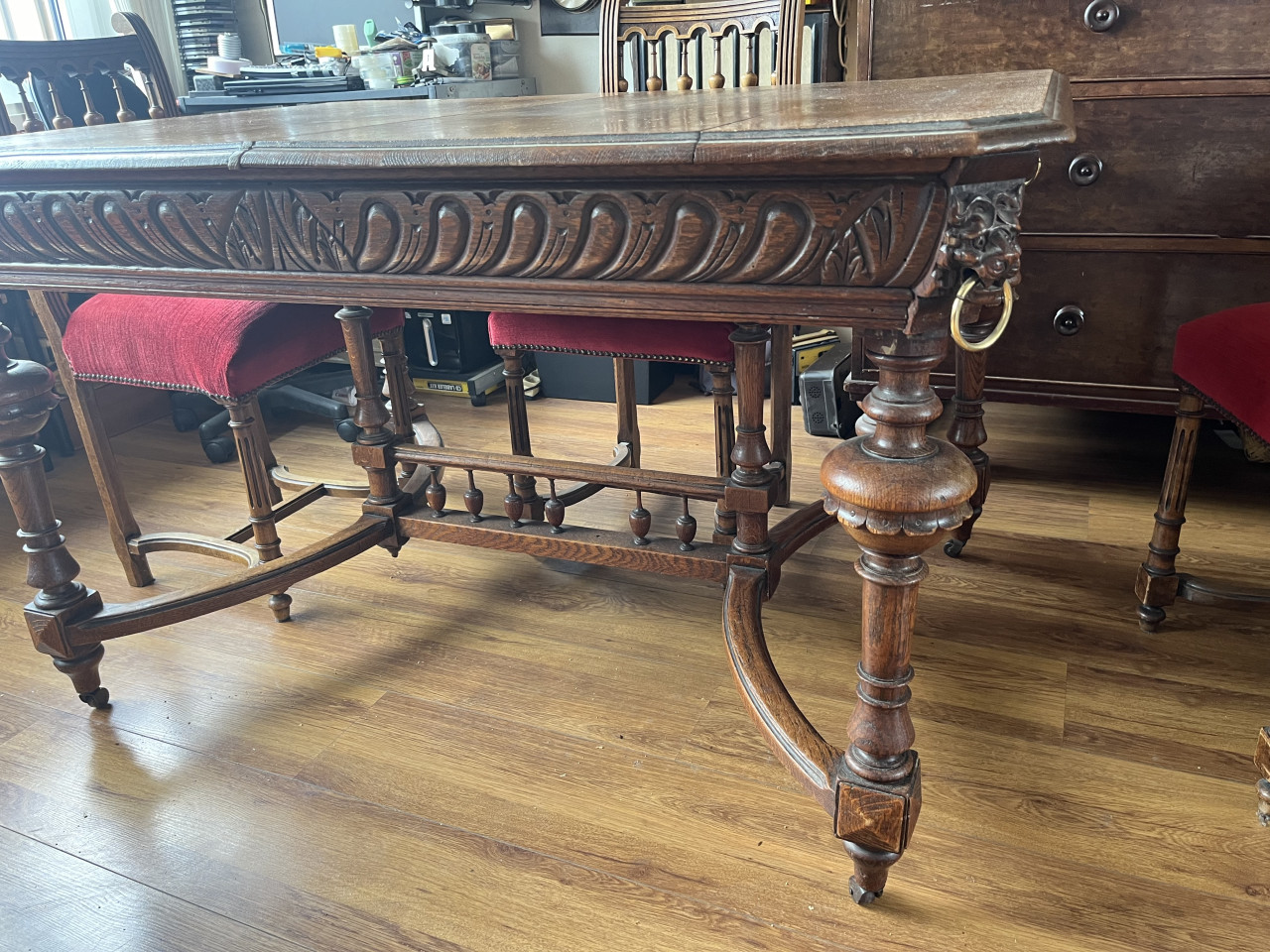 Eikenhouten Mechelse tafel met leeuwenkoppen, 4 stoelen