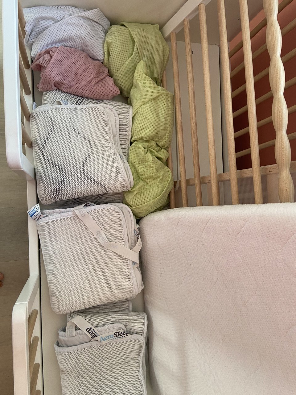 Te koop baby bedje met lade + aerosleep matras en toebehoren
