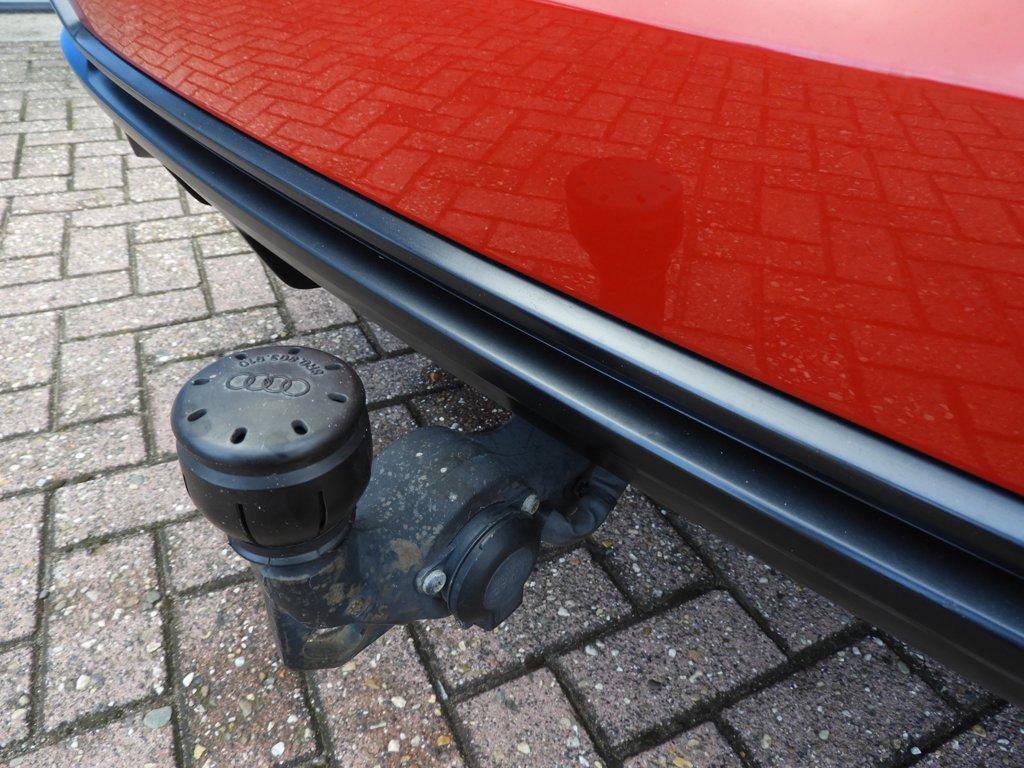 Audi Q3 35 tfsi s-line black optic nap trekhaak