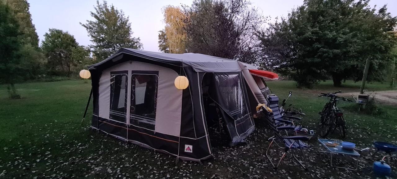 Kip Greyline caravan 616 kg met voortent