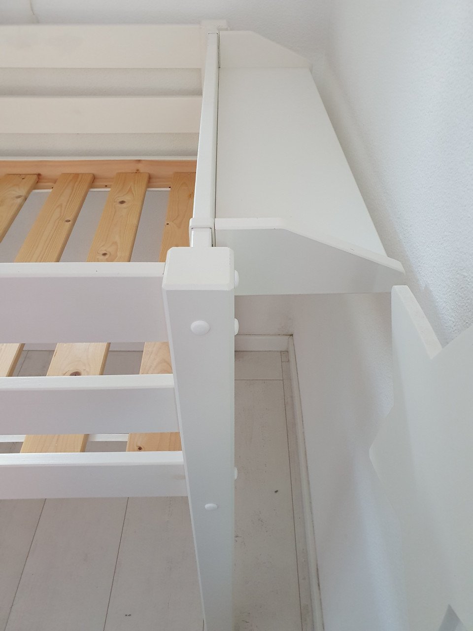 Hoogslaper/halfhoogslaper wit hout, half hoog bed