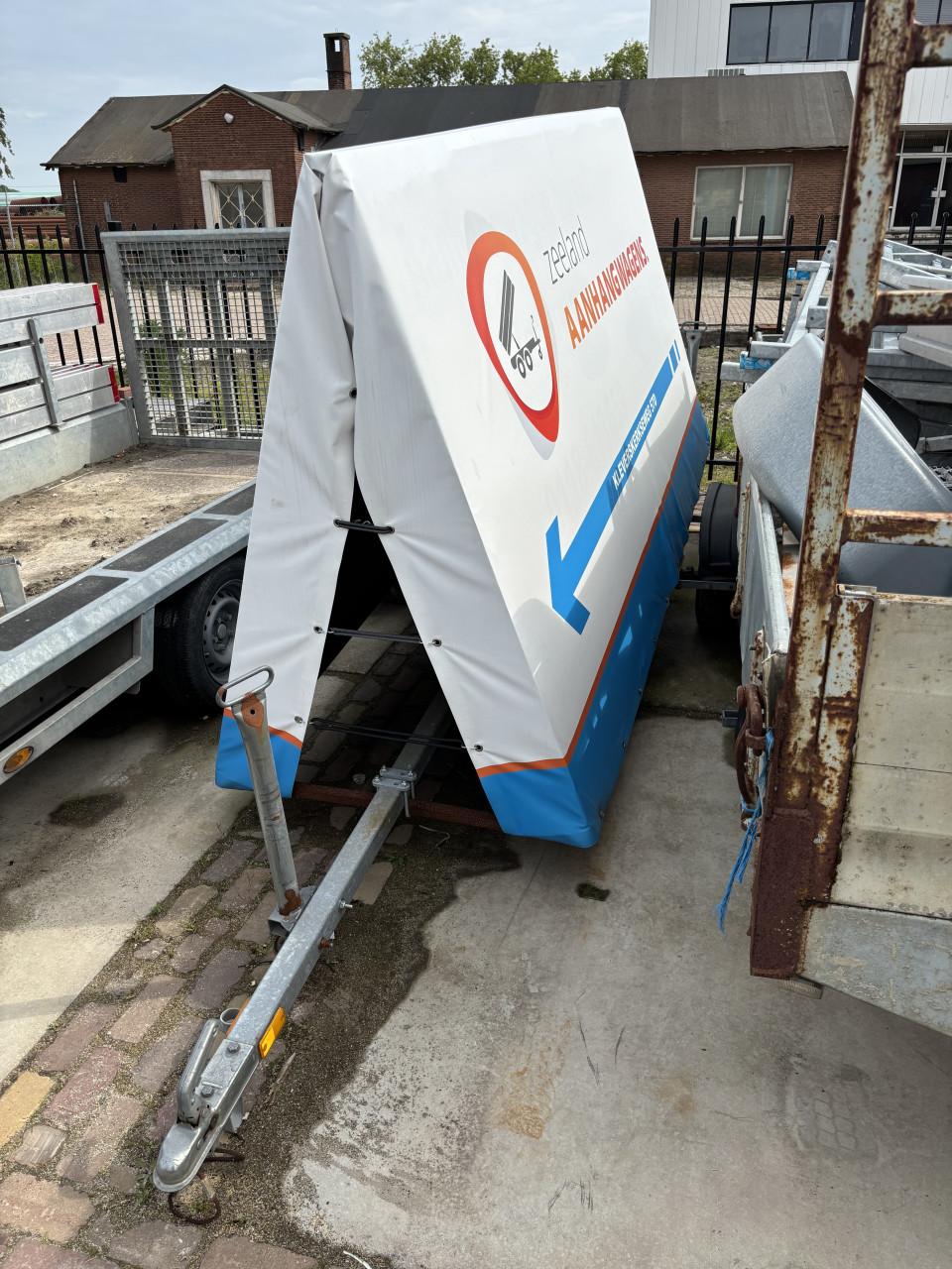 Reklame aanhangwagen, reclamewagen, spandoek aanhanger