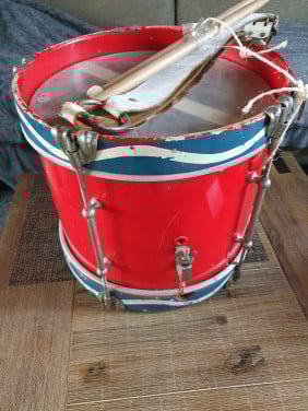 Prachtige grote antieke marching band drum, incl drumsticks en leren riem..