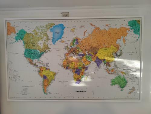 Wereldkaart op Canvas met houten lijst