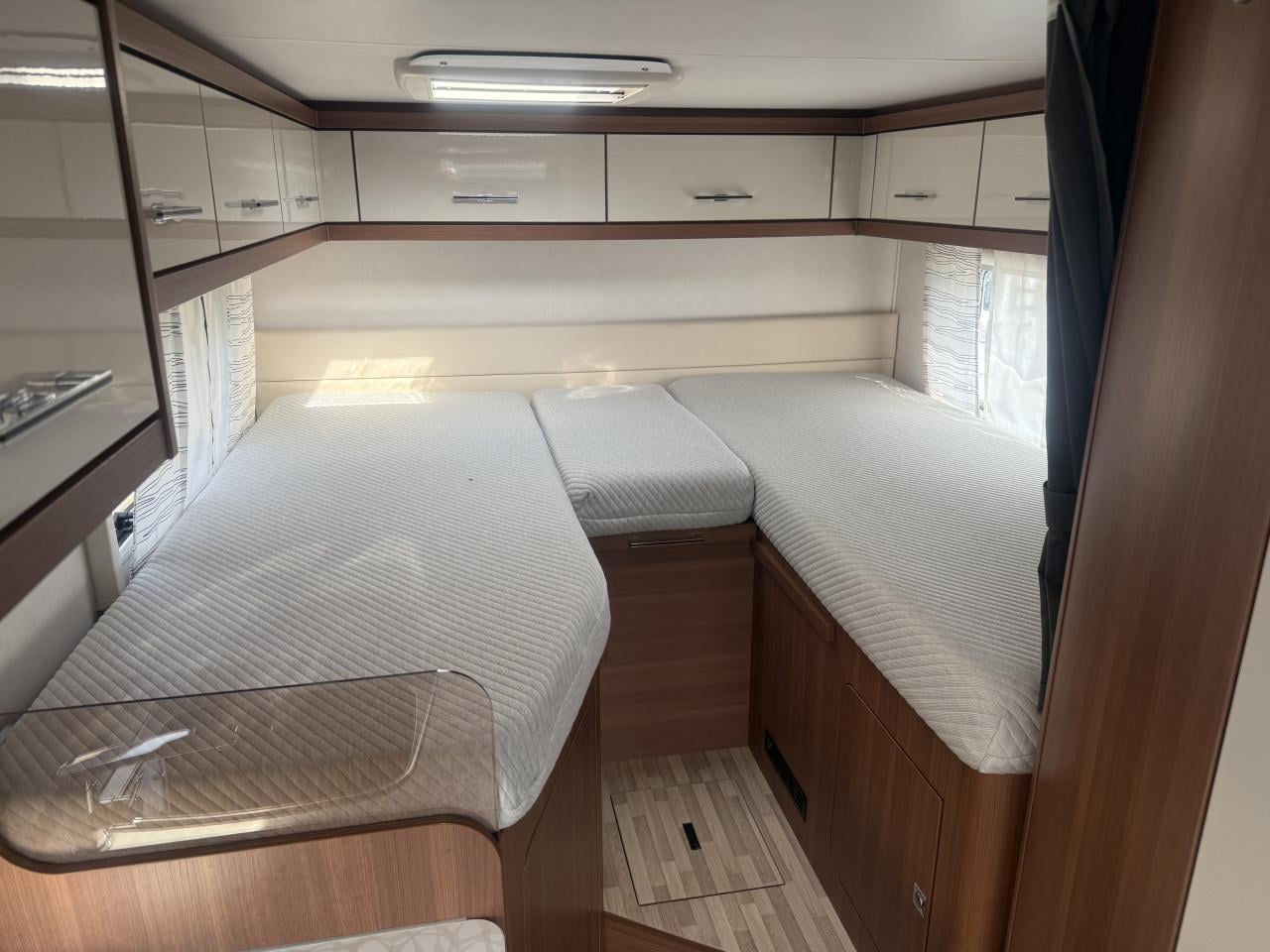 LMC Breezer V646G. Black-line ( 2x lengte bedden, zeer netjes ,dak airco)