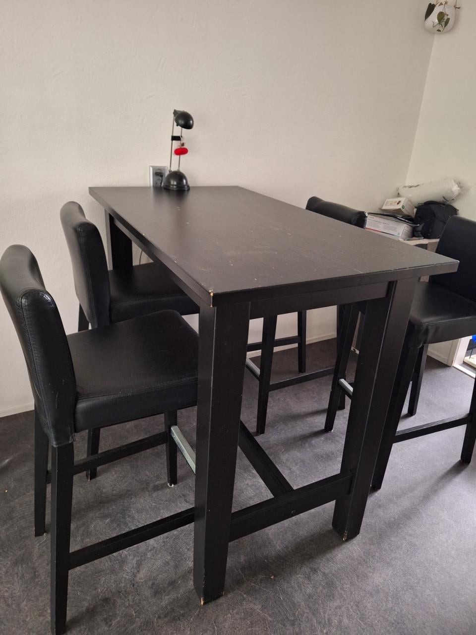 Bar tafel met barkrukken/stoelen