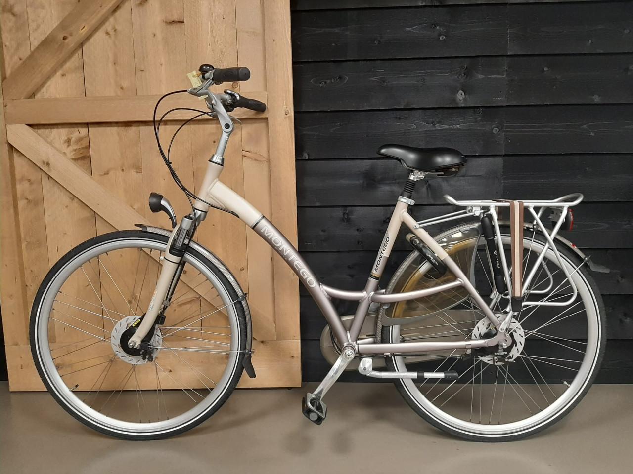 Zo goed als nieuwe Montego Status met 8 versnellingen