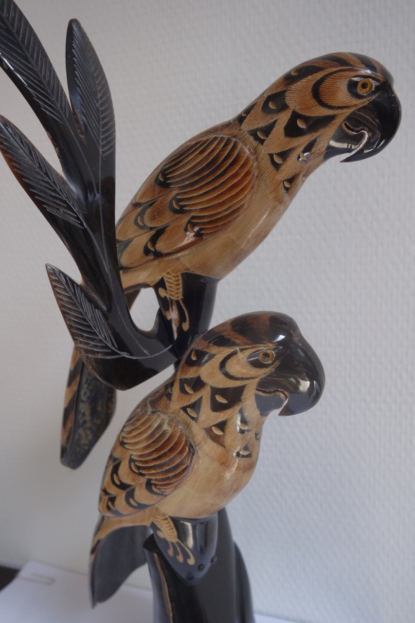 Prachtig handgesneden kunstwerk uit buffelhoorn 39.5 cm. hoog