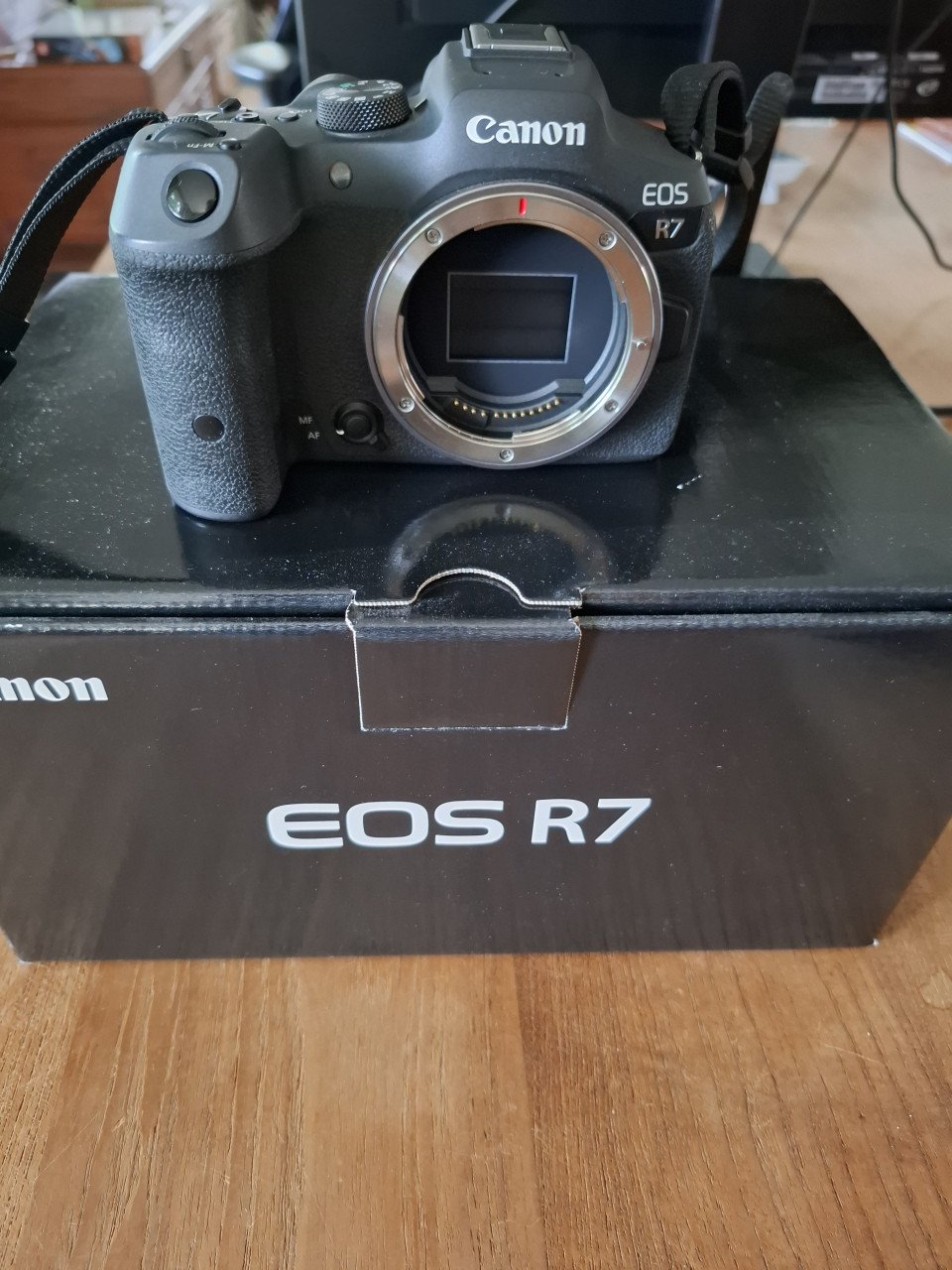 Canon R7 body