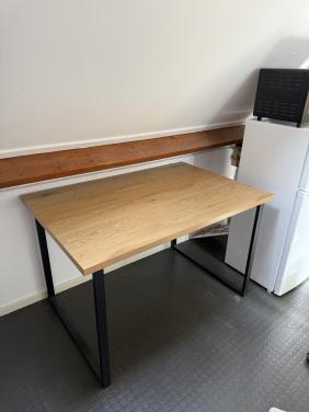 Stevige houten tafel met metalen poten