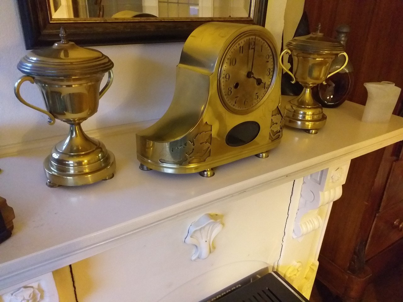 "MOOIE MESSING PENDULE MET BEKERS""