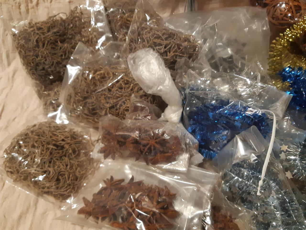 Doos met allerhande kerstversiering