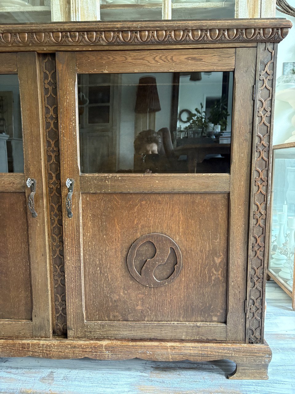 Oude kast met 2 deuren