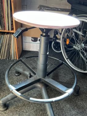 Kruk in hoogte verstelbaar .