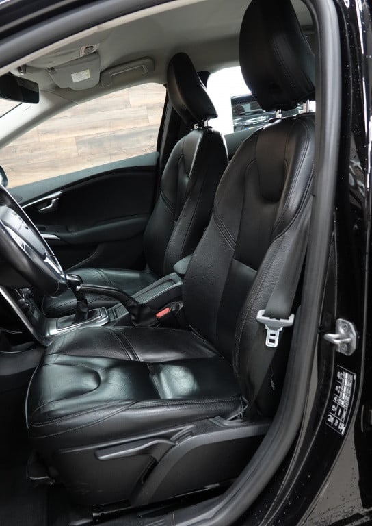Volvo V40 2.0 t3 momentum | cruise | pdc | leder |